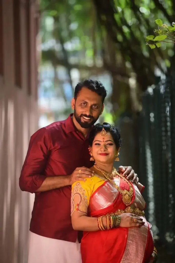 poses for traditional couple maternity shoot