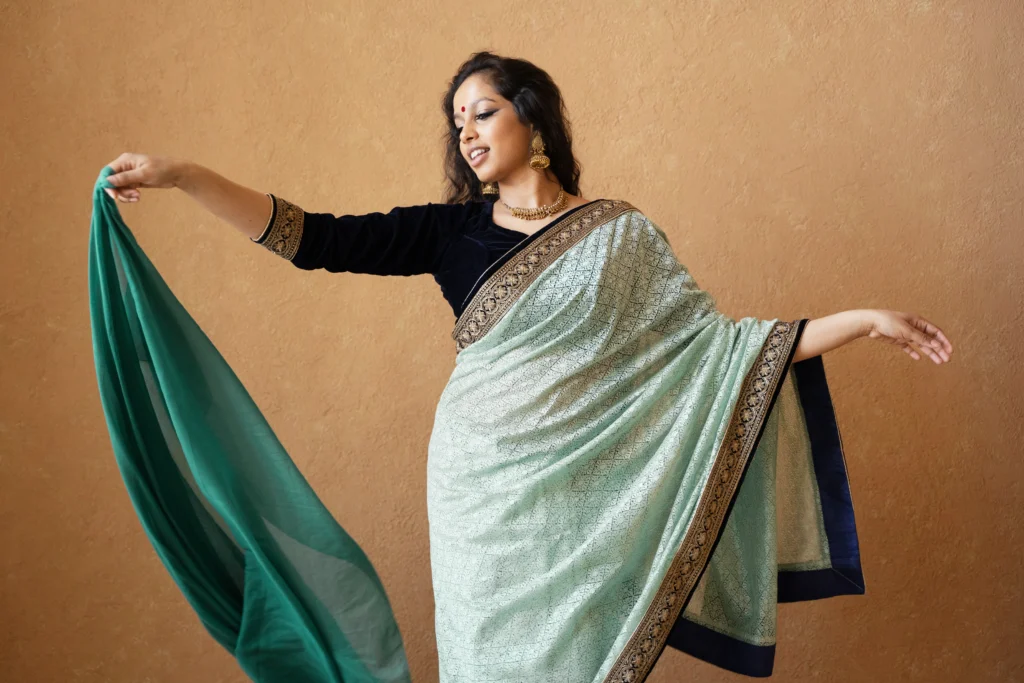 twirl pose in saree for photoshoot