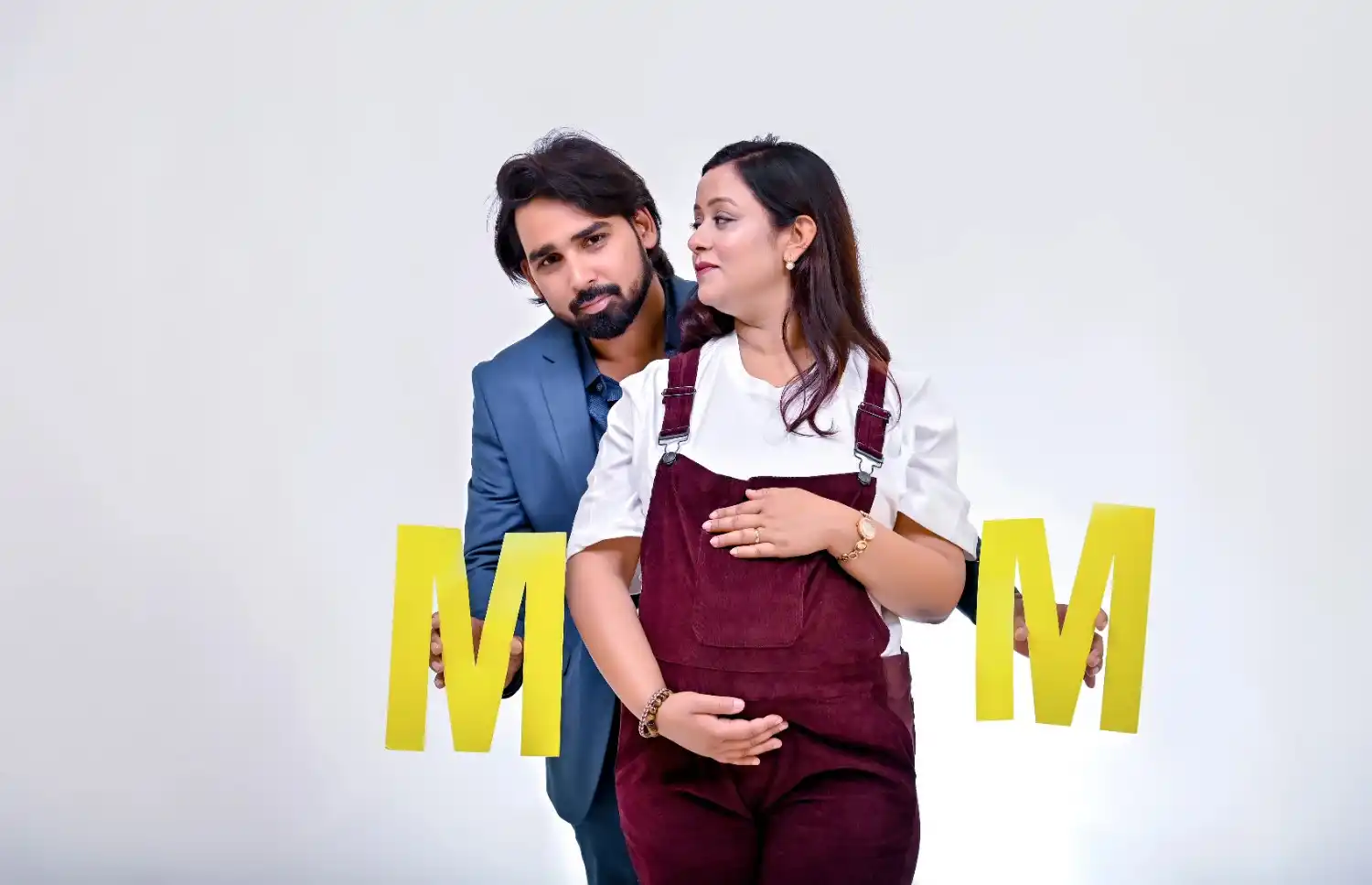 couple maternity shoot in varanasi