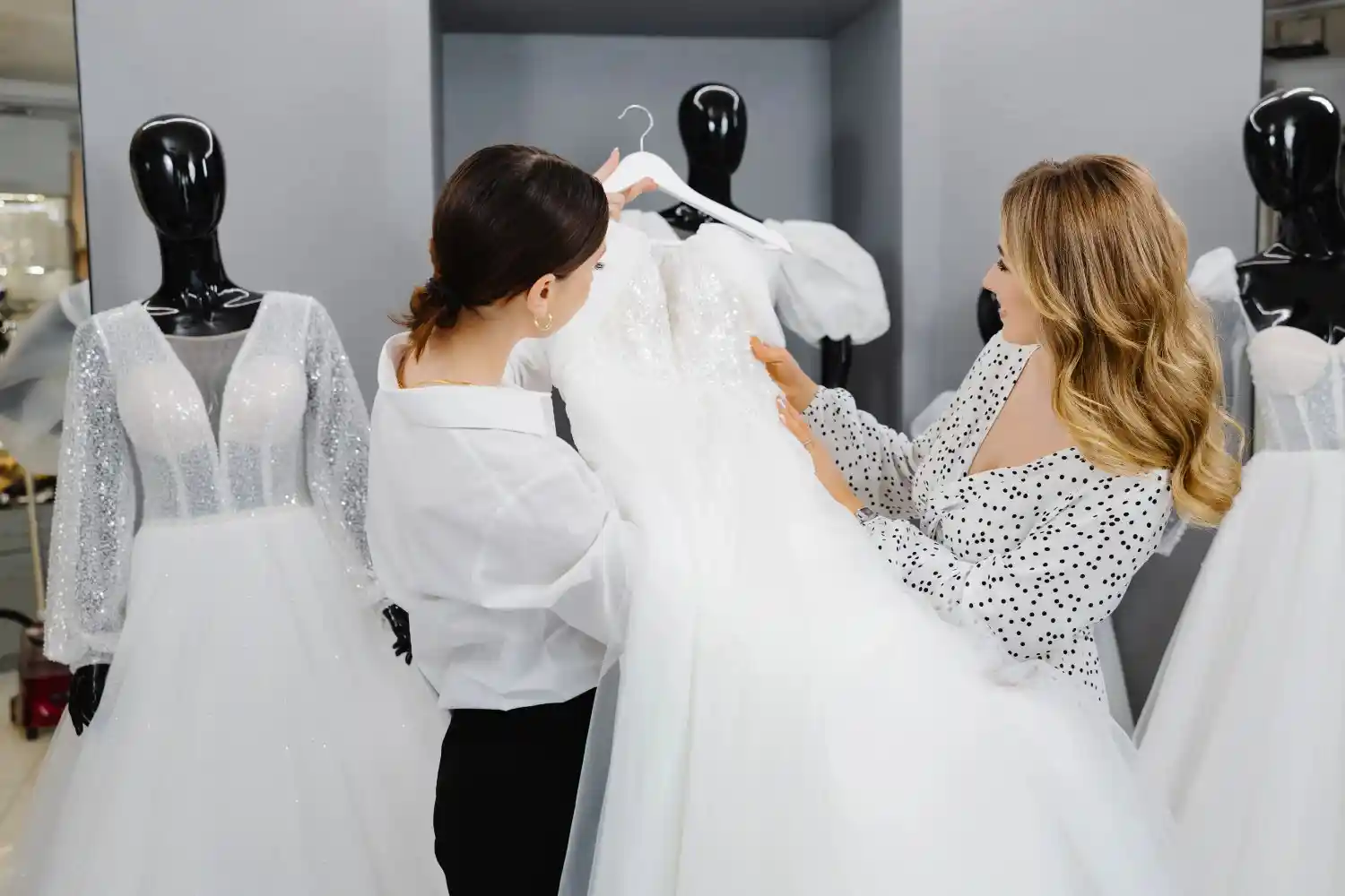 rent the Perfect Outfits for Your Pre-Wedding and Maternity Photoshoots in Lucknow